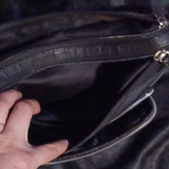 Elegant Black Men's Messenger Bag - Picture 5 of 7